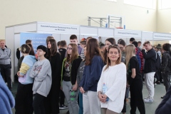 Powiatowe Targi Zawodowe to dla uczniów była to doskonała okazji do rozmowy z potencjalnymi pracodawcami o  perspektywach zatrudnienia, specyfice pracy czy ścieżkach kariery w konkretnych przedsiębiorstwach.