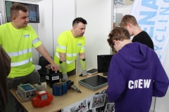 Powiatowe Targi Zawodowe to dla uczniów była to doskonała okazji do rozmowy z potencjalnymi pracodawcami o  perspektywach zatrudnienia, specyfice pracy czy ścieżkach kariery w konkretnych przedsiębiorstwach.