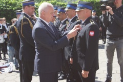Wojewoda Lubuski Władysław Dajczak wręcza odznaczenia funkcjonariuszom PSP.