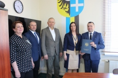 od lewej: Kierownik ds. Oświaty i Kadr Dorota Jurczak, Członek Zarządu Powiatu Wschowskiego Tomasz Urbański, Wicestarosta Wschowski Waldemar Starosta, Dyrektor PPP Wioleta szyguła, Starosta wschowski Andrzej Bielawski