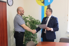 Starosta Wschowski Andrzej Bielawski wręcza powołanie na stanowisko Powiatowego inspektora Nadzoru Budowlanego Panu Pawłowi Pawlakowi