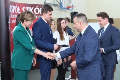 Podczas uroczystości wręczono podziękowania rodzicom i opiekunom wyróżnionych uczniów.