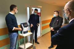 Prezes Nowego Szpitala prezentuje nowy sprzęt medyczny