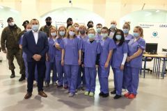 Starosta Wschowski Andrzej Bielawski wraz z personelem punktu szczepień