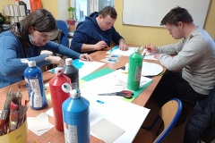 Uczestnicy programu "Rehabilitacja 25 plus" podczas pracy.