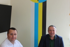 Starosta Andrzej Bielawski wraz z członkiem zarządu Tomaszem Urbańskim podpisują umowę.