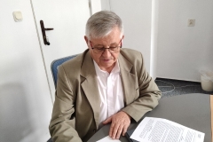 Pan Michał Rusinek składa podpis.