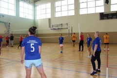 samorządowcy i urzędnicy grający w siatkówkę