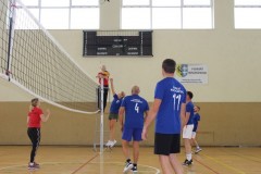 samorządowcy i urzędnicy grający w siatkówkę