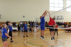 samorządowcy i urzędnicy grający w siatkówkę