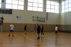 samorządowcy i urzędnicy grający w siatkówkę