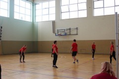 samorządowcy i urzędnicy grający w siatkówkę