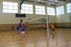 samorządowcy i urzędnicy grający w siatkówkę