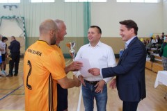 Wręczenie pucharu dla przedstawicieli Urzędu Miejskiego w Sławie