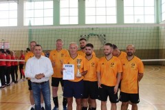 Starosta Wschowski Andrzej Bielawski z zwycięzcami Samorządowego Turnieju Piłki Siatkowej