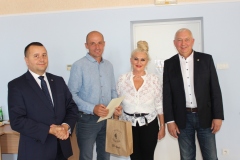 Jarosław Skrzyczyński odbiera gratulacje za zdobycie tytułu Wicemistrza Polski Seniorów w Skokach przez przeszkody.