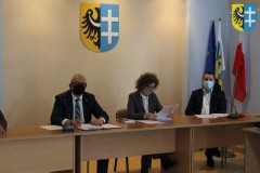 Od lewej: Wicestarosta Wschowski Waldemar Starosta, Skarbnik Powiatu Agnieszka Bagnowska, Starosta Wschowski Andrzej Bielawski