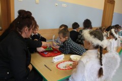 wspólne wykonanie kartki świątecznej