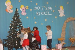 Wspólne ubieranie choinki