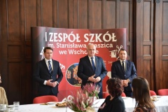 Od lewej Dyrektor I Zespołu Szkół we Wschowie Piotr Wieland, Wojewoda Lubuski Władysław Dajczak, Starosta Wschowski Andrzej Bielawski
