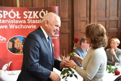 Wręczenie kwiatów przez Wojewodę Lubuskiego Władysława Dajczaka