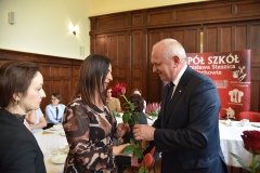 Wręczenie kwiatów przez Wojewodę Lubuskiego Władysława Dajczaka