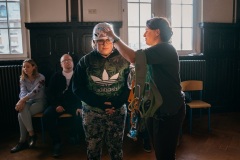 Pani Aleksandra Dzik wraz w uczestniczką spotkania prezentują sprzęt , z którego korzystają himalaiści.