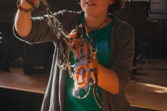 Pani Aleksandra Dzik prezentuje sprzęt , z którego korzystają himalaiści.