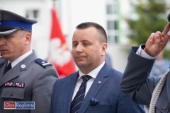 Z inicjatywy Starosty Wschowskigo Andrzeja Bielawskiego oraz Pana Jana Pabierowskiego na dziedzińcu Komendy Powiatowej Policji we Wschowie stanął obelisk z tablicą pamiątkową oraz popiersiem Marszałka Józefa Piłsudskiego.