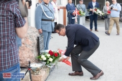 Poseł na Sejm RP Marek Ast składa kwiaty pod obeliskiem.