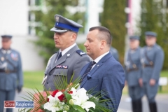 Tomasz Szuda Komendant Powiatowy Policji we Wschowie oraz Starosta Wschowski Andrzej Bielawski składają kwiaty pod obeliskiem.