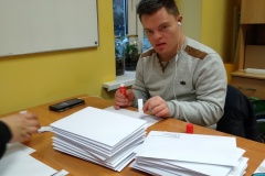 Uczestnicy zajęć umiejętności ćwiczą podczas zabaw i gier, wspólnych rozmów, spacerów, wizyt i spotkań w miejscach publicznych.