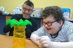 Uczestnicy zajęć umiejętności ćwiczą podczas zabaw i gier, wspólnych rozmów, spacerów, wizyt i spotkań w miejscach publicznych.