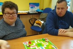 Uczestnicy zajęć umiejętności ćwiczą podczas zabaw i gier, wspólnych rozmów, spacerów, wizyt i spotkań w miejscach publicznych.