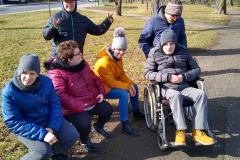 Uczestnicy zajęć umiejętności ćwiczą podczas zabaw i gier, wspólnych rozmów, spacerów, wizyt i spotkań w miejscach publicznych.