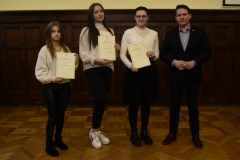 Wspólne zdjęcie Dyrektora z stypendystkami