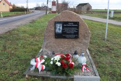 Tablica upamiętniająca ostatniego dowódcę w Łupicy