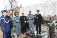 Delegacja przy grobie Powstańca na Cmentarzu Parafialnym we Wschowie
