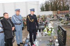 Delegacja przy grobie Powstańca na Cmentarzu Parafialnym we Wschowie