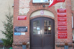 Flaga Powstania Wielkopolskiego na budynku Starostwa Powiatowego we Wschowie