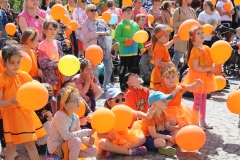 Na rynku wypuszcono tysiące pomarańczowych balonów.