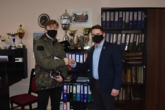 Dyrektor Piotr Wieland gratuluje sukcesu