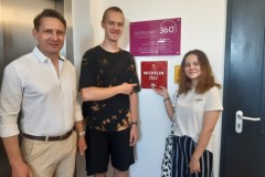 Dyrektor Piotr Wieland z Dominiką i Maciejem, uczniami klasy technikum żywienia i usług gastronomicznych I Zespołu Szkół we Wschowie