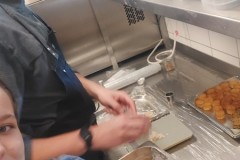 przyrządzanie potraw przez uczniów w prestiżowej restauracji w Limburgu