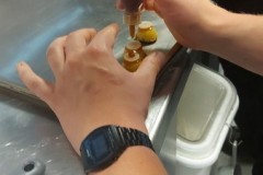 przyrządzanie potraw przez uczniów w prestiżowej restauracji w Limburgu