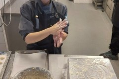 przyrządzanie potraw przez uczniów w prestiżowej restauracji w Limburgu