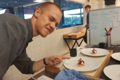 przyrządzanie potraw przez uczniów w prestiżowej restauracji w Limburgu