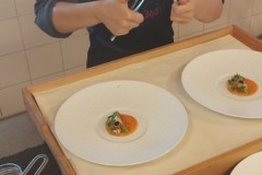przyrządzanie potraw przez uczniów w prestiżowej restauracji w Limburgu