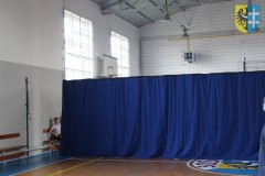 kotara dzieląca salę na dwa sektory