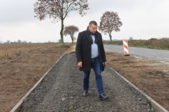 Starosta Wschowski na remontowanej ścieżce pieszo-rowerowej